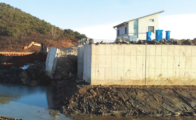 Retaining wall sliding in Jeonnam